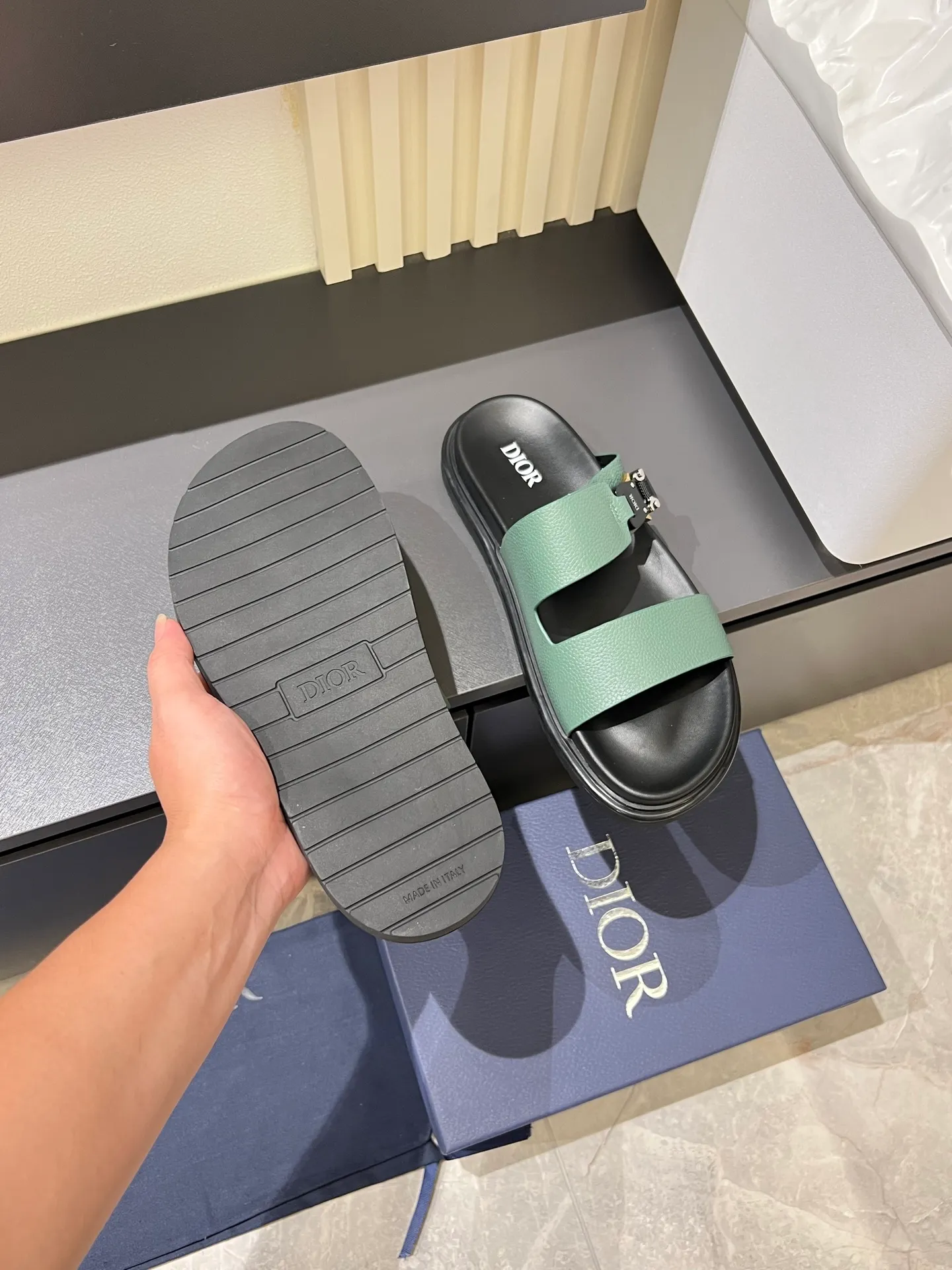 Men's Men's Shoes 💰p320 Dio* Men's Sandals Slippers. Showcasing Dior haute couture design. The Dior gray suede strap is accented with an aluminum Dior buckle for added style. Paired with a comfortable tonal notch sole, they pair easily with shorts or jeans for a sophisticated look. Main body: suede cow leather, technical fabric lining: cow leather, with adjustable straps, aluminum Dior buckle, Dior gray EVA insole, tonal notched rubber outsole splicing structure, size: 38-44 (customized at 45.46)